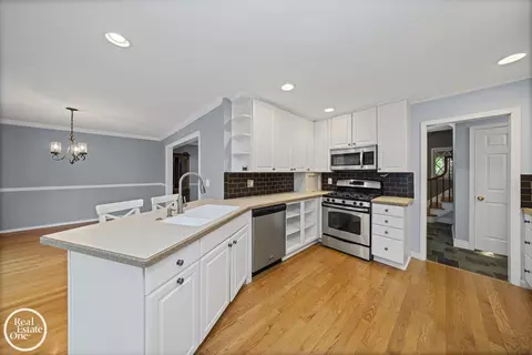 Kitchen - 870 Crescent, Grosse Pointe Woods, MI 48236 photo 5 of 5