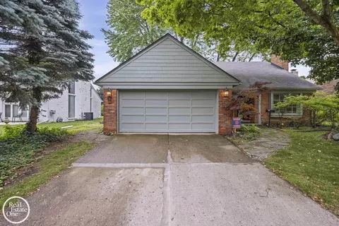 Exterior - 870 Crescent, Grosse Pointe Woods, MI 48236 photo 2 of 4