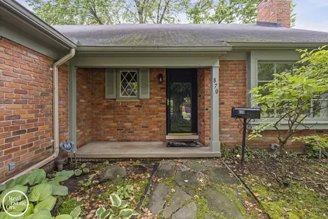 Exterior - 870 Crescent, Grosse Pointe Woods, MI 48236 photo 3 of 4