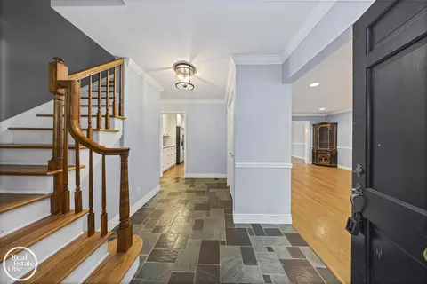 Entry Way - 870 Crescent, Grosse Pointe Woods, MI 48236 photo 1 of 2