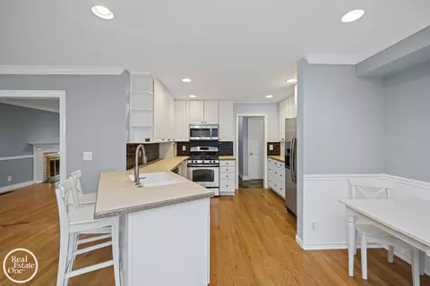 Kitchen - 870 Crescent, Grosse Pointe Woods, MI 48236 photo 2 of 5