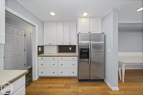 Kitchen - 870 Crescent, Grosse Pointe Woods, MI 48236 photo 4 of 5