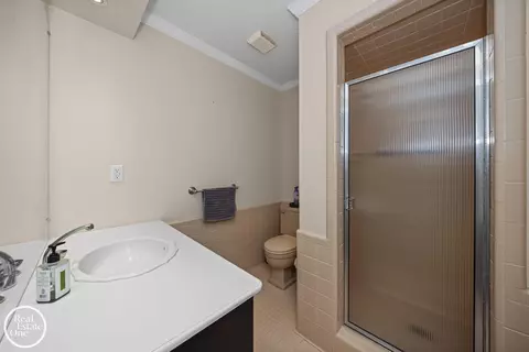 Bath - 870 Crescent, Grosse Pointe Woods, MI 48236 photo 1 of 3