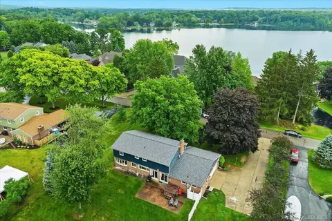 1163 Long Lk, Brighton, MI 48114