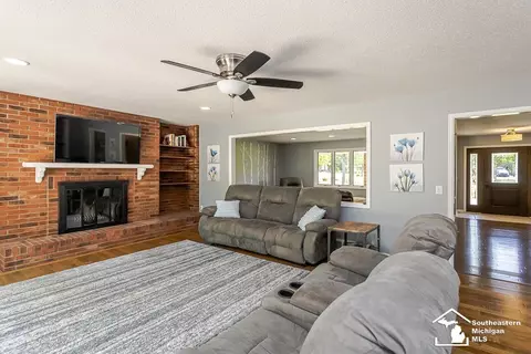 Living - 7007 Jackman, Temperance, MI 48182 photo 4 of 6
