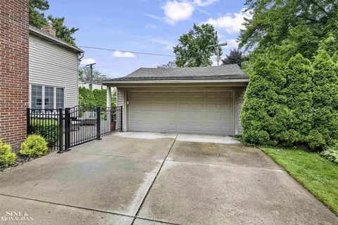 Exterior - 1344 Torrey, Grosse Pointe Woods, MI 48236 photo 6 of 10