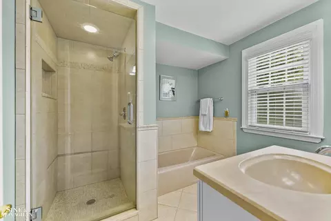 Bath - 1344 Torrey, Grosse Pointe Woods, MI 48236 photo 1 of 4