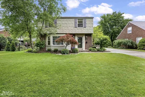 1344 Torrey, Grosse Pointe Woods, MI 48236