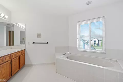 Bath - 15313 Huntcliff, Macomb, MI 48044 photo 2 of 4