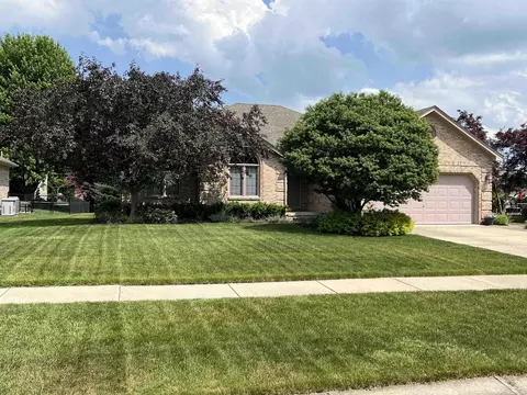 52604 Forest Hl, Chesterfield, MI 48047
