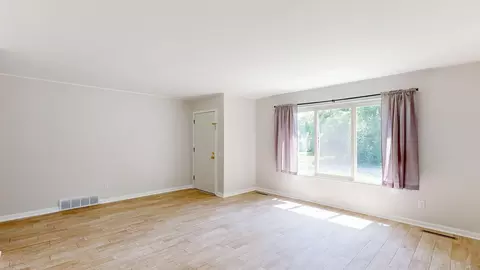 Living - 7106 Partridge, Flushing, MI 48433 photo 3 of 7