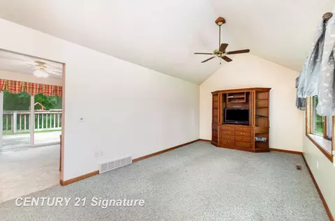 Living - 15306 Doyle, Hemlock, MI 48626 photo 3 of 4