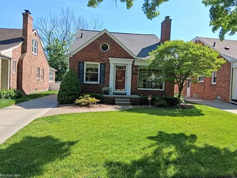 20928 Kenmore, Harper Woods, MI 48225