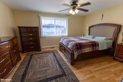 Bedroom - 28012 Universal, Warren, MI 48092 photo 3 of 4