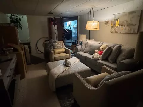 Living - 2008 Beekman, Flint, MI 48532 photo 3 of 3