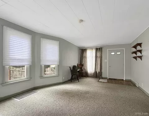 622 Stephenson, Escanaba, MI 49829 photo 3