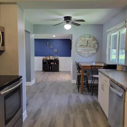 Entry Way - 73699 Franklin, Armada, MI 48005 photo 1 of 1