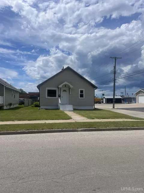 112 S 22nd, Escanaba, MI 49829
