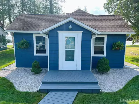 805 N Gulliver Lk, Gulliver, MI 49840