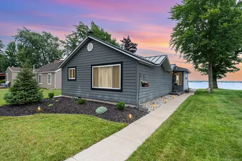 319 Old Trl, Houghton Lake, MI 48629