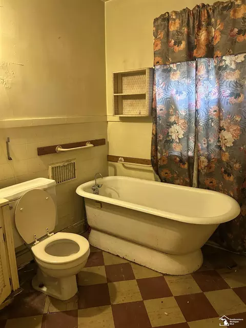 Bath - 1440 Oak, Monroe, MI 48161 photo 1 of 1