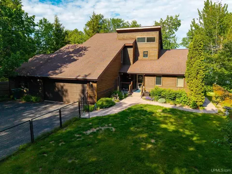 300 Shot Pt, Marquette, MI 49855