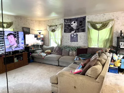 Living - 476 Borgess, Monroe, MI 48162 photo 1 of 4