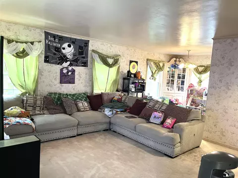 Living - 476 Borgess, Monroe, MI 48162 photo 2 of 4
