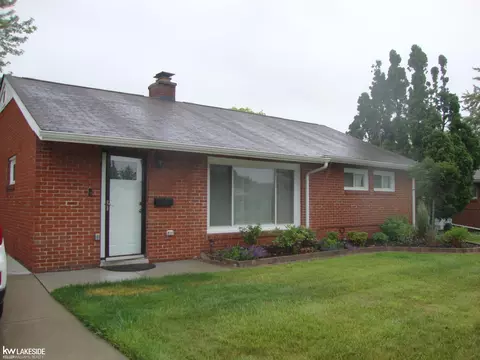 15390 Petrie, Roseville, MI 48066