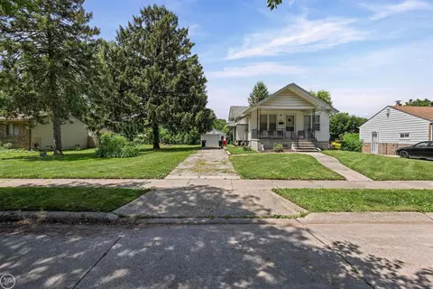 26091 Hollywood, Roseville, MI 48066