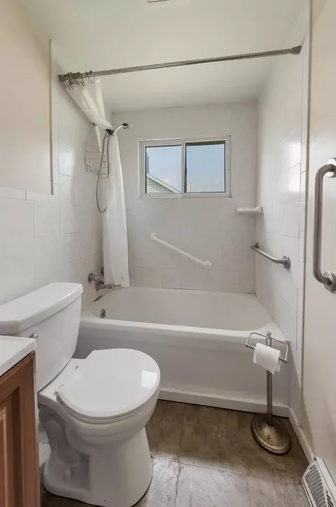 Bath - 508 N Silverleaf, Gladwin, MI 48624 photo 1 of 2