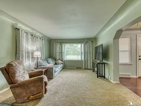 Living - 5825 Edgewood, Monroe, MI 48161 photo 1 of 2