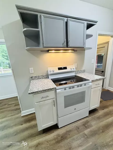 Kitchen - 405 Sequoia, Davison, MI 48423 photo 2 of 3
