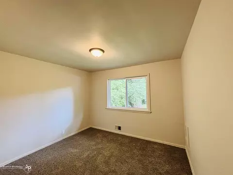 Bedroom - 405 Sequoia, Davison, MI 48423 photo 3 of 4