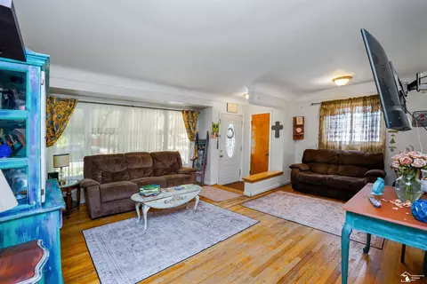 Living - 8124 Bailey, Taylor, MI 48180 photo 2 of 2