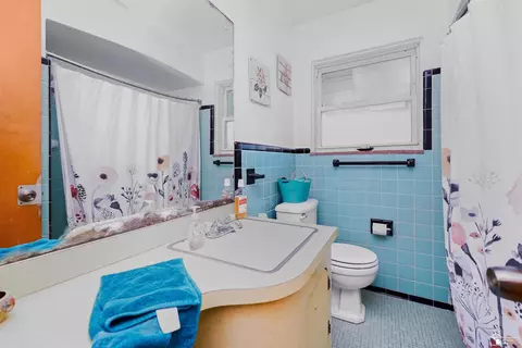 Bath - 8124 Bailey, Taylor, MI 48180 photo 1 of 1