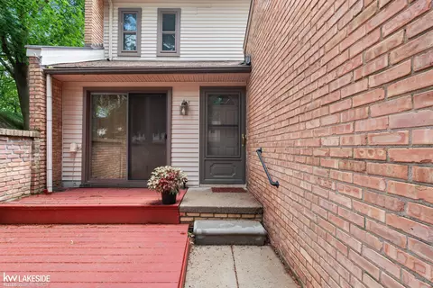 368 Willow Grv, Rochester Hills, MI 48307