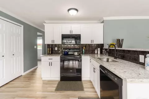 Kitchen - 1505 Shrewsbury, Adrian, MI 49221 photo 3 of 4