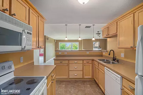 4110 Hampton Rdg, Howell, MI 48843 photo 6