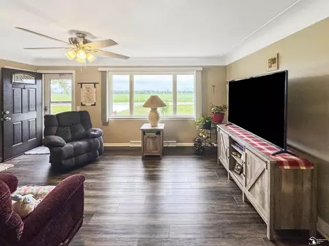Living - 1534 Doty, Monroe, MI 48162 photo 2 of 3