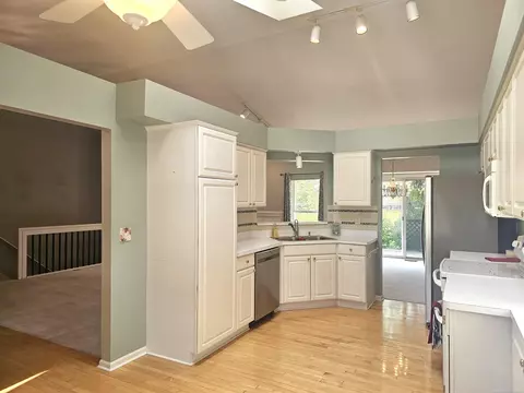 Kitchen - 51810 Walnut, Macomb, MI 48042 photo 3 of 10