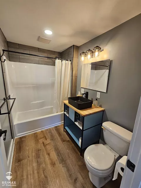 Bath - 624 E Comstock, Owosso, MI 48867 photo 1 of 3
