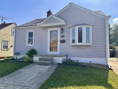 27346 Pinehurst, Roseville, MI 48066
