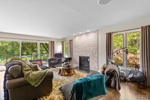 Living - 579 Budlong, Adrian, MI 49221 photo 4 of 7