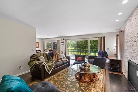 Living - 579 Budlong, Adrian, MI 49221 photo 5 of 7