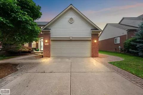 4704 Walden, Troy, MI 48098