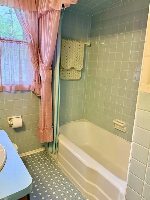 Bath - 1122 Drexel, Dearborn, MI 48128 photo 3 of 4