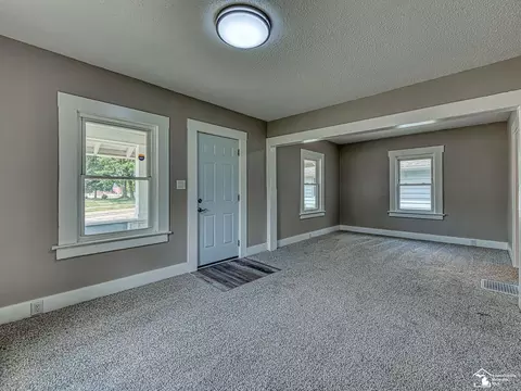 Living - 1105 Clinton, Jackson, MI 49202 photo 2 of 4