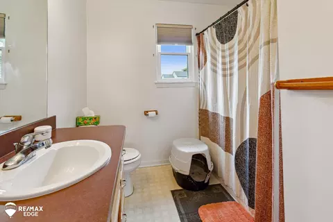 Bath - 8462 Bellechasse, Davison, MI 48423 photo 1 of 3
