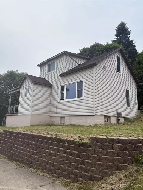 319 W Onota, Munising, MI 49862